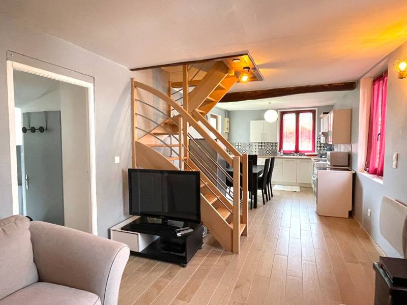 Maison à louer à CHAUMONT EN VEXIN, gare, écoles et commerces sur place. Mieux qu'un appartement, cette maison de 60m² avec terrasse