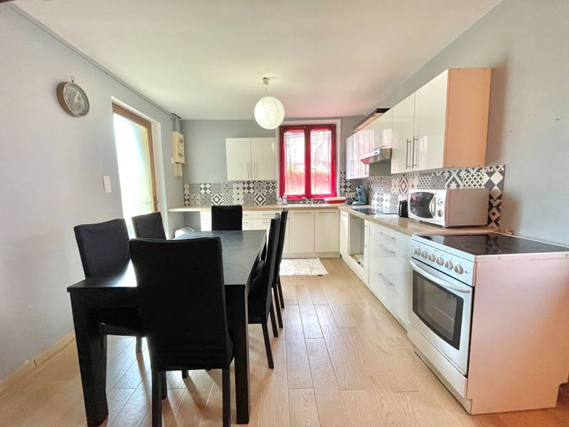 Maison à louer à CHAUMONT EN VEXIN, gare, écoles et commerces sur place. Mieux qu'un appartement, cette maison de 60m² avec terrasse