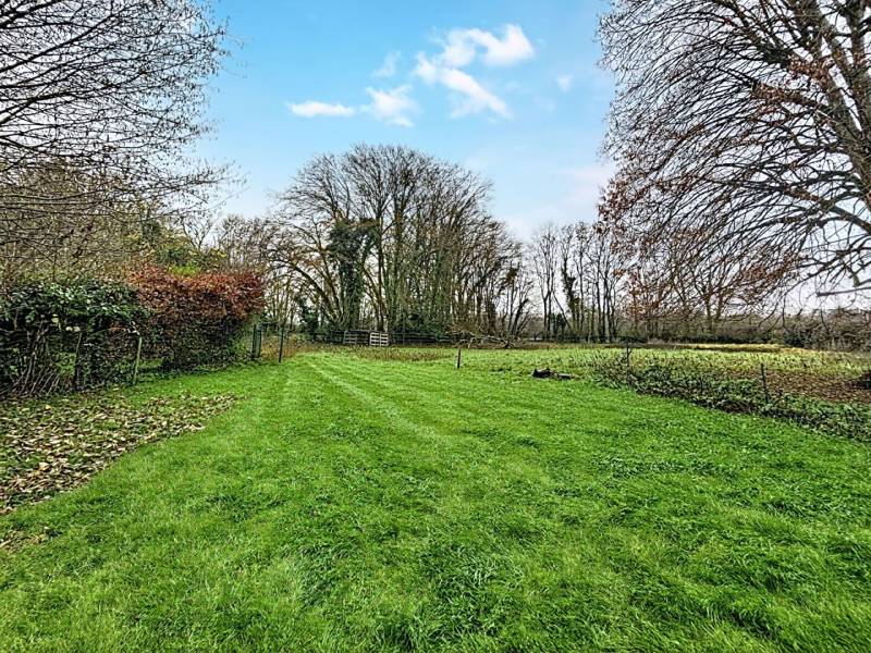 Maison de Charme avec Grand Jardin et Dépendances à Vendre Proche des Commerces et de la Gare a La Bosse dans l'Oise