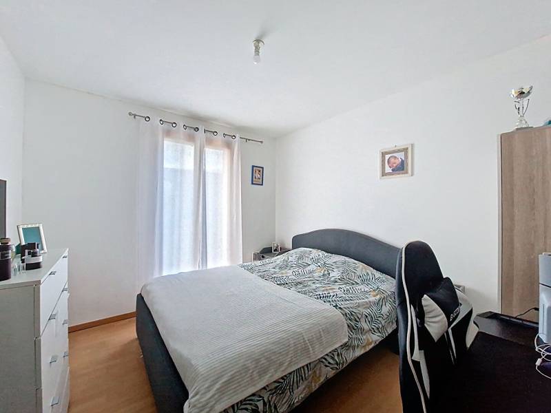 Opportunité exclusive : achetez ce pavillon récent de 2011 sans travaux avec trois chambres et deux garages à Suzay 27420