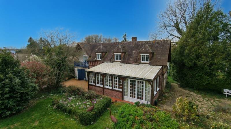 Vente en exclusivité d'une spacieuse maison familiale de 160 m2 avec panneaux solaires sur terrain arboré à Vauroux dans l'Oise