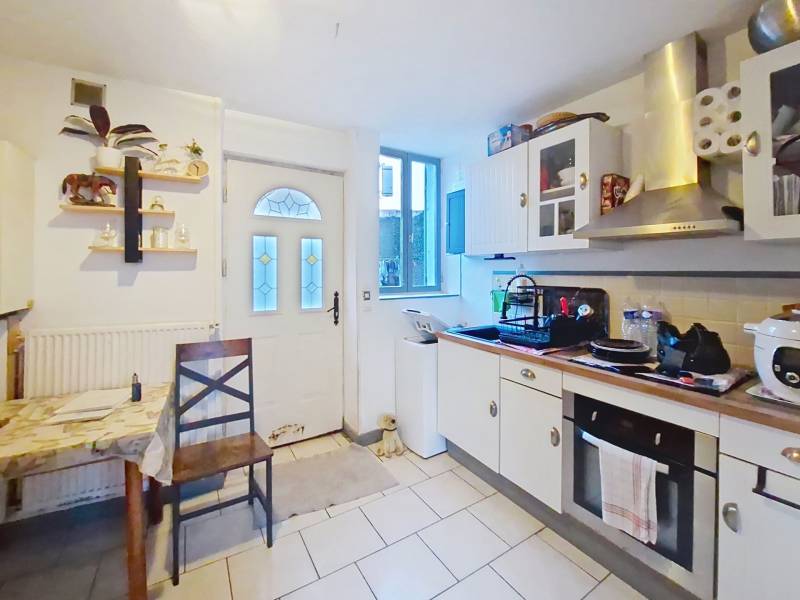 Rare en centre-ville : maison à vendre avec jardin clos, deux chambres et cave voûtée à Trie-Château dans l'Oise