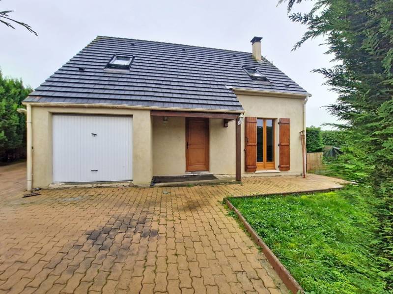 Maison à vendre en exclusivité : pavillon familial de trois chambres avec garage et jardin à Étrépagny dans l'Eure
