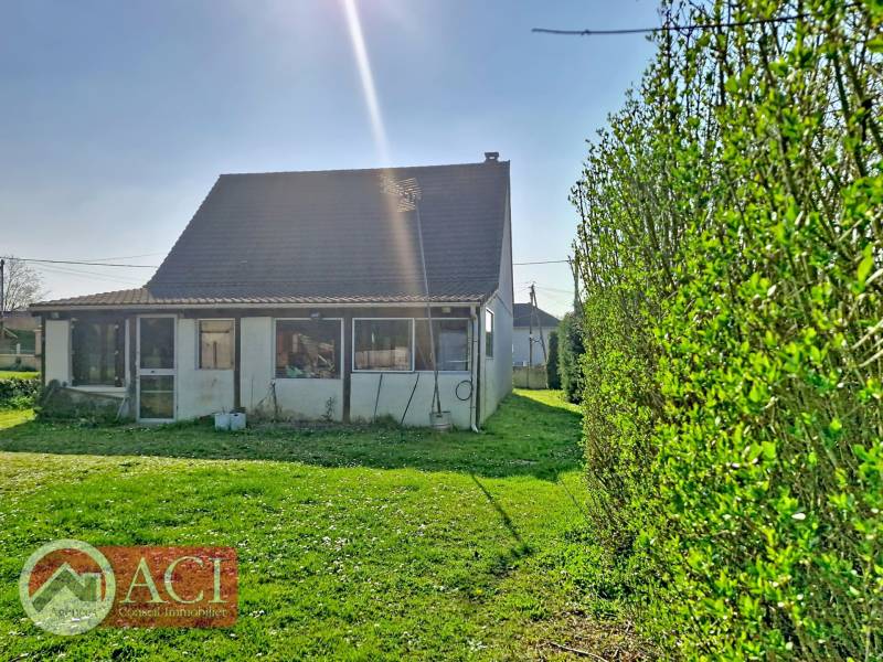 Achat maison individuelle de type pavillon traditionnel avec grand terrain arboré et trois chambres situé à Gommecourt 78270