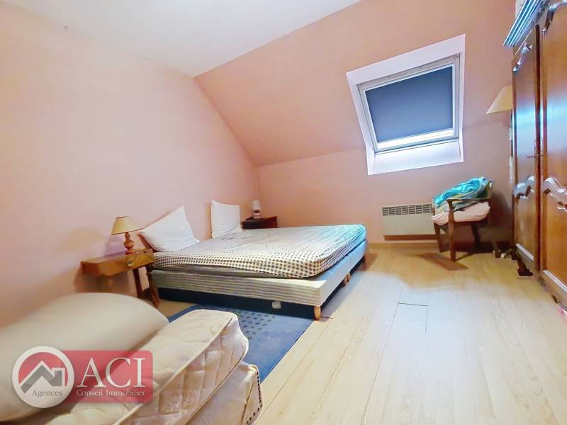 Achat maison individuelle de type pavillon traditionnel avec grand terrain arboré et trois chambres situé à Gommecourt 78270