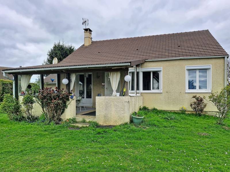 Exclusivité : maison de plain-pied prête à vivre avec trois chambres et grand jardin à Suzay dans le département de l'Eure