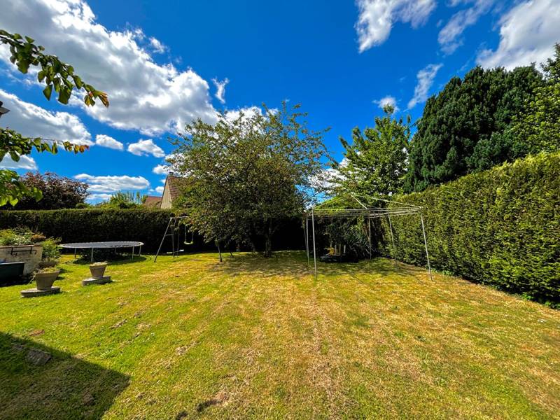 Exclusivité : maison de plain-pied prête à vivre avec trois chambres et grand jardin à Suzay dans le département de l'Eure