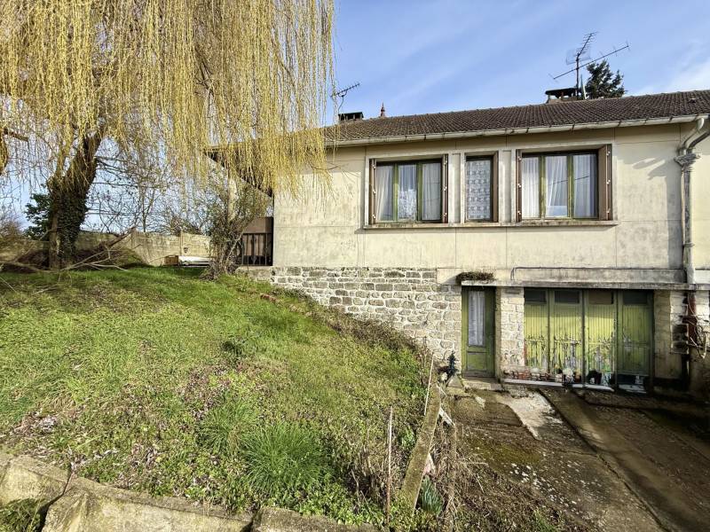Opportunité exclusive : maison sur sous-sol total avec beau potentiel et jardin à vendre à Fresne Leguillon