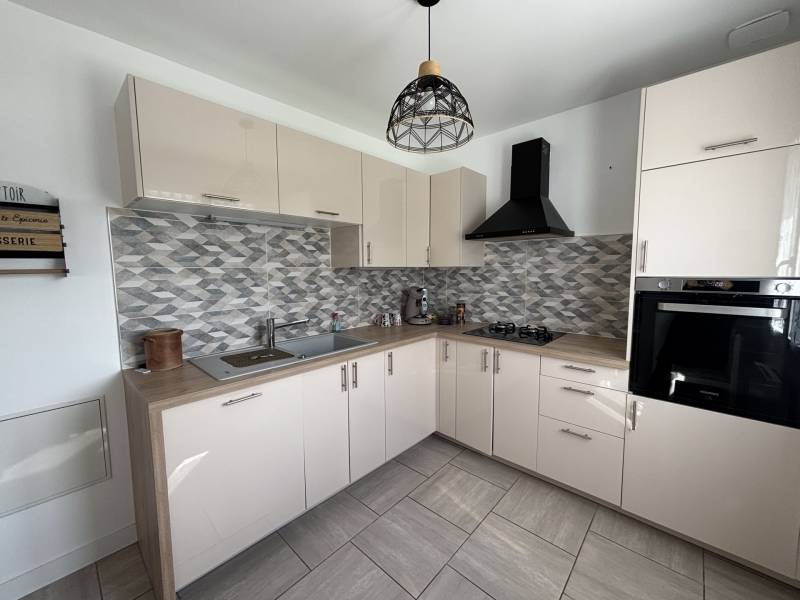 Maison à vendre en exclusivité : pavillon de plain-pied avec véranda, deux chambres et garage à Gisors