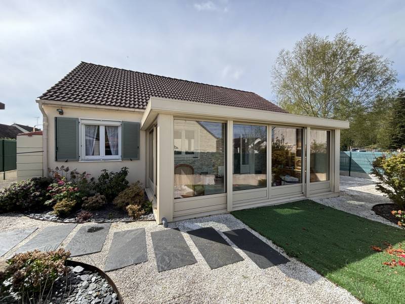 Maison à vendre en exclusivité : pavillon de plain-pied avec véranda, deux chambres et garage à Gisors