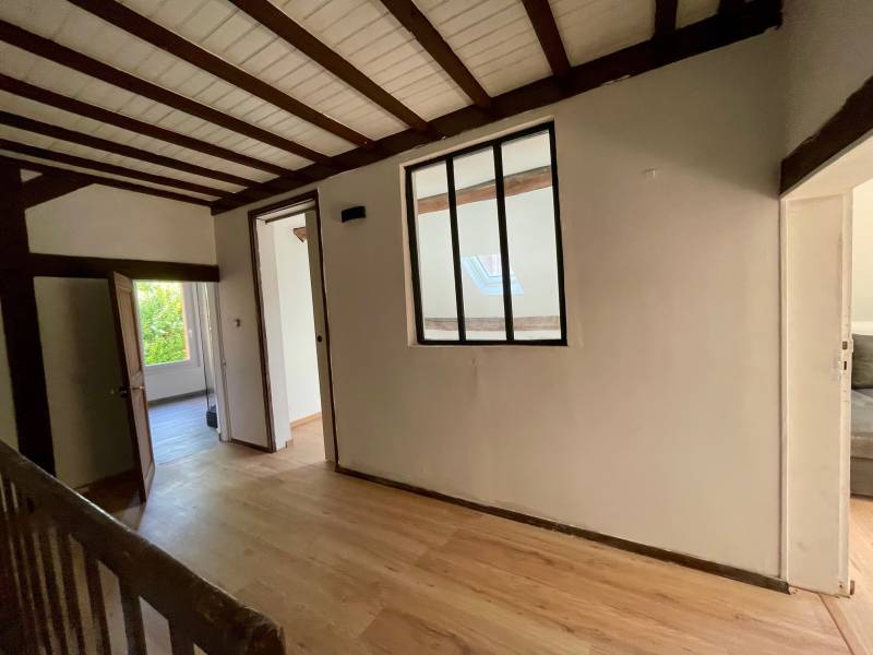 MAISON MEUBLÉE ENTIÈREMENT RÉNOVÉE AU CŒUR DE BEAUVAIS – 130m², 3 chambres, cour privée