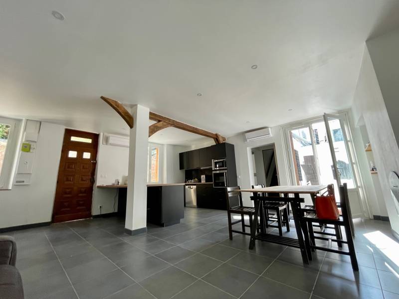 MAISON MEUBLÉE ENTIÈREMENT RÉNOVÉE AU CŒUR DE BEAUVAIS – 130m², 3 chambres, cour privée