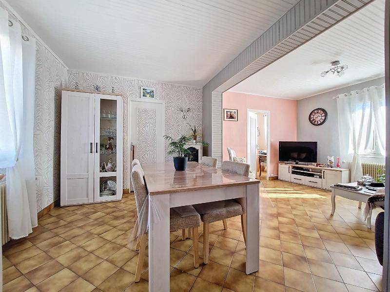 Maison de plain-pied à vendre d'environ 60m², deux caves, un garage, l'ensemble sur 750m², commerces et écoles sur place proche de  Gisors