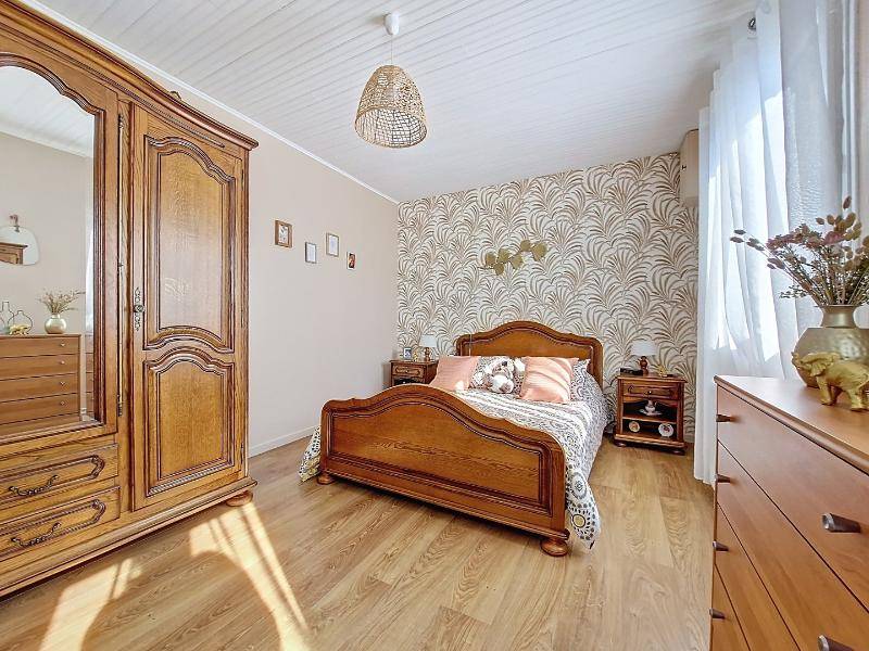 Maison de plain-pied à vendre d'environ 60m², deux caves, un garage, l'ensemble sur 750m², commerces et écoles sur place proche de  Gisors