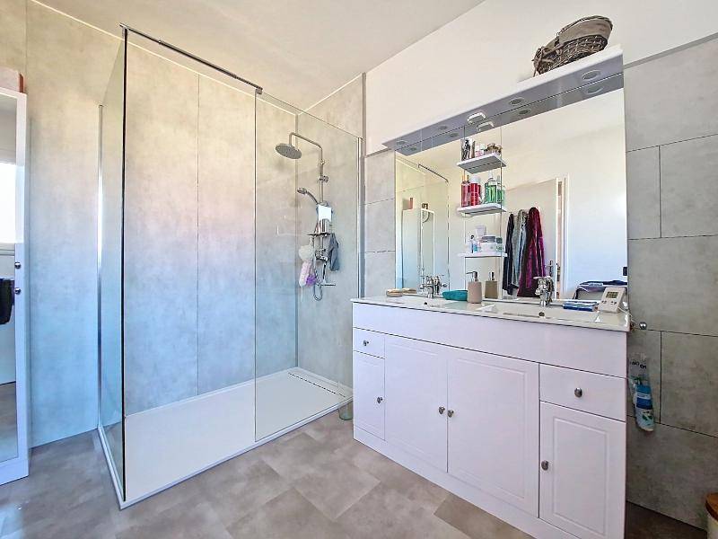 Maison de plain-pied à vendre d'environ 60m², deux caves, un garage, l'ensemble sur 750m², commerces et écoles sur place proche de  Gisors