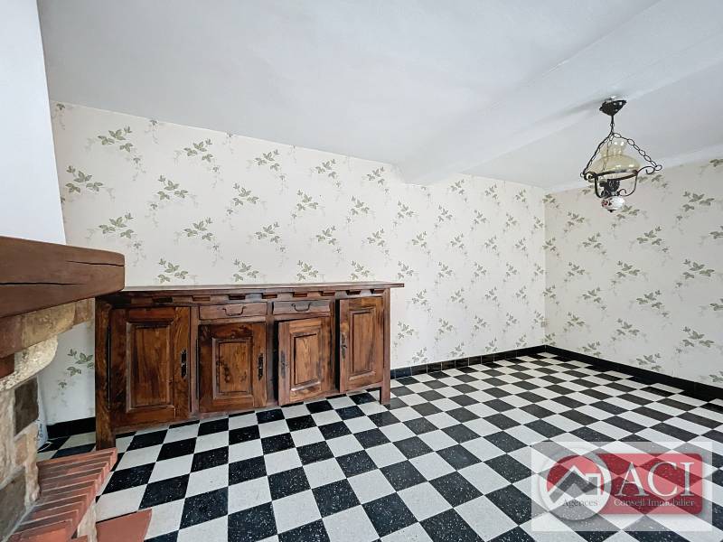 Maison ancienne d'environ 109m² à rafraîchir avec des dépendances, 3 chambres,  proche de Gisors dans le département de l'Eure