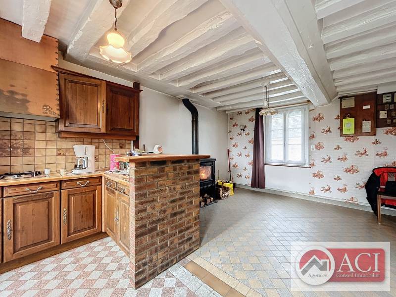 Maison ancienne d'environ 109m² à rafraîchir avec des dépendances, 3 chambres,  proche de Gisors dans le département de l'Eure