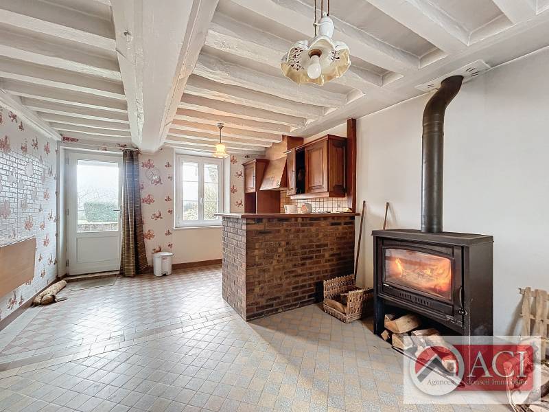 Maison ancienne d'environ 109m² à rafraîchir avec des dépendances, 3 chambres,  proche de Gisors dans le département de l'Eure