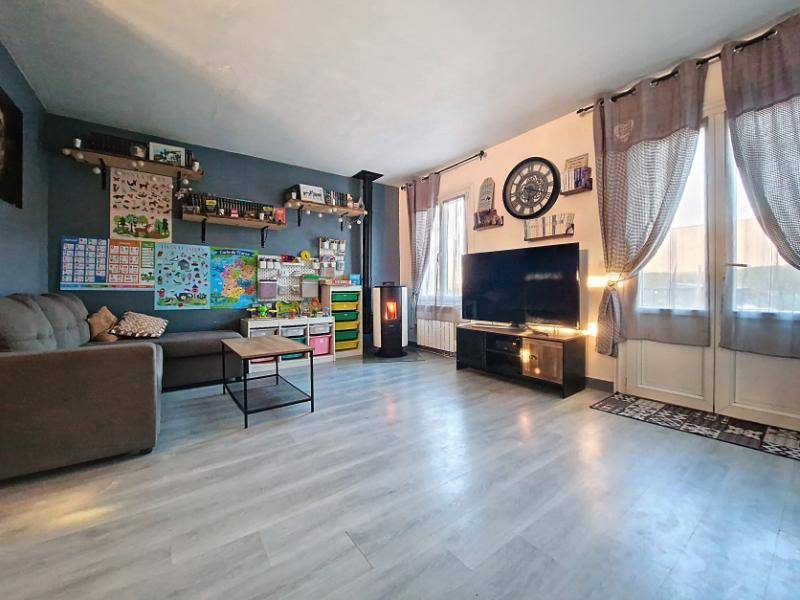 Maison élevée sur vide sanitaire, de plain-pied avec 2 chambres, sur un terrain de 530m² environ, secteur Gisors, commerces de proximité sur place