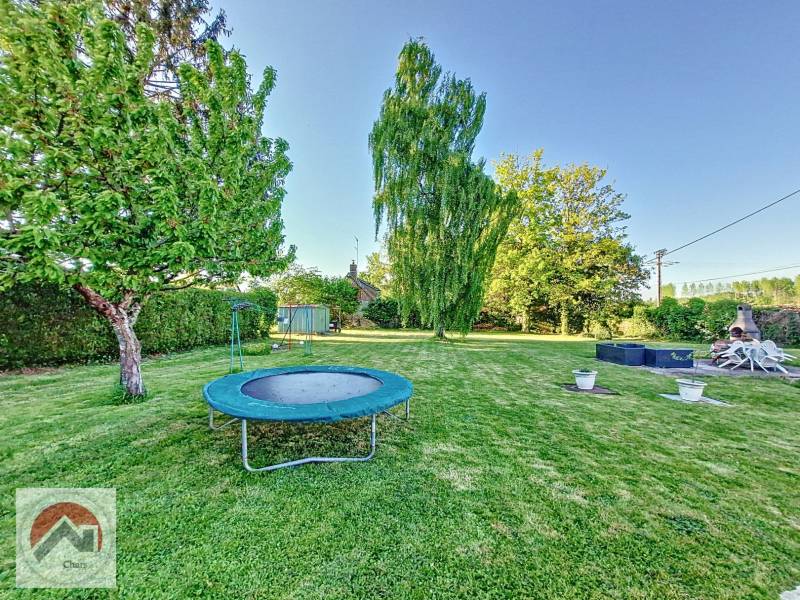 Vous recherchez un bien de caractère dans un environnement paisible ? Cette maison ancienne proche Gisors dans l'Eure, située sur un terrain d’env 1160m² divisible.